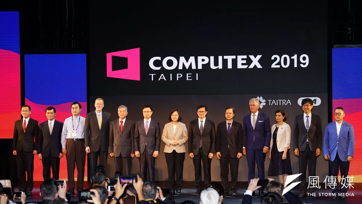 台北國際電腦展28日登場,資策會產業情報研究所(MIC)點出此台北國際電腦展有三大趨勢。圖為總統蔡英文28日出席「2019台北國際電腦展」 開幕典禮。(資料照,盧逸峰攝) 台北國際電腦展28日登場,資策會產業情報研究所(MIC)點出此台北國際電腦展有三大趨勢。圖為總統蔡英文28日出席「2019台北國際電腦展」 開幕典禮。(資料照,盧逸峰攝)