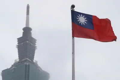 2023年5月7日,101大樓與中正紀念堂飄揚的中華民國國旗。(美聯社)