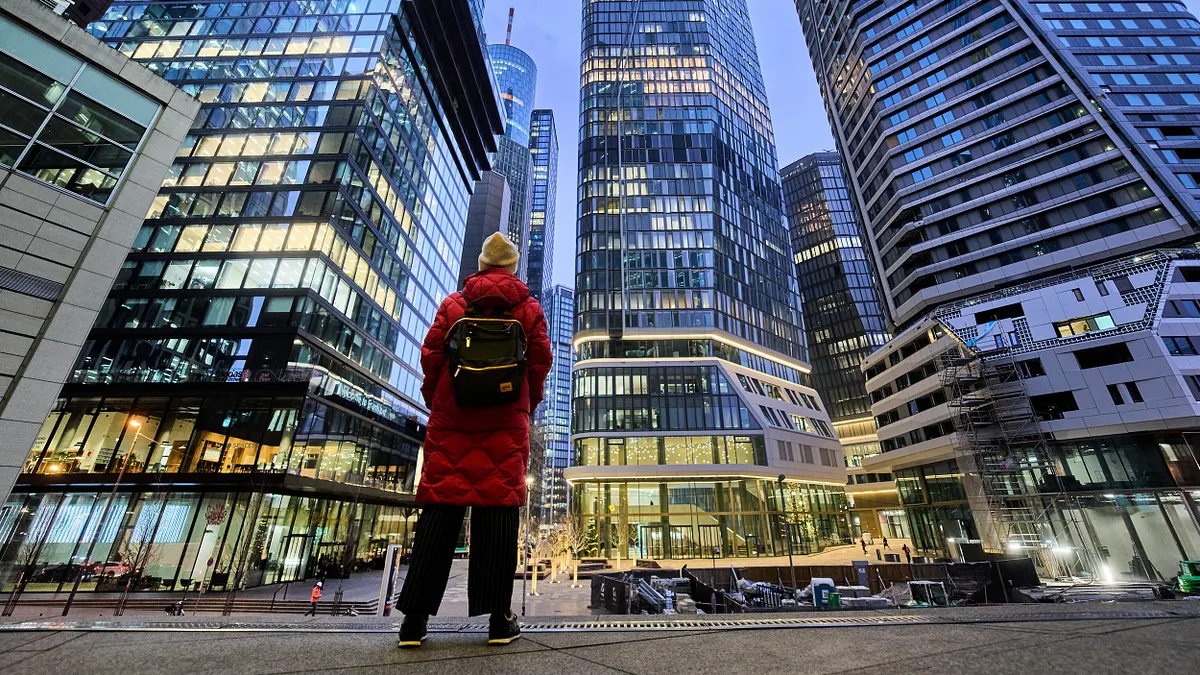 2025年12月3日,德國法蘭克福,一名女子望向市中心的辦公大樓群。(美聯社)