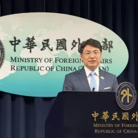定例記者会見に臨み、記者の質問に応じる外交部報道官の蕭光偉氏(24日)。(写真/鍾秉哲撮影) 定例記者会見に臨み、記者の質問に応じる外交部報道官の蕭光偉氏(24日)。(写真/鍾秉哲撮影)