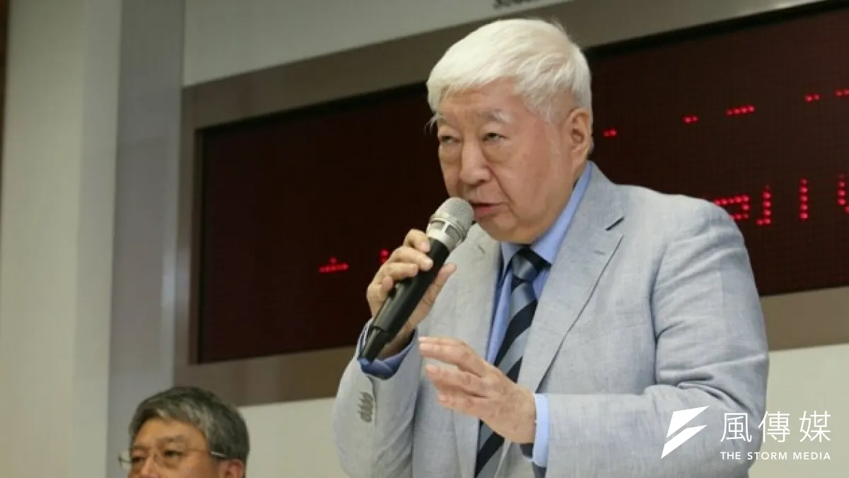 南僑雖然因澳洲官方證明進口方是食用油,但仍應申請查驗不實被罰300萬。圖為南僑董事長陳飛龍日前舉行記者會澄清。(資料照片,吳逸驊攝)
