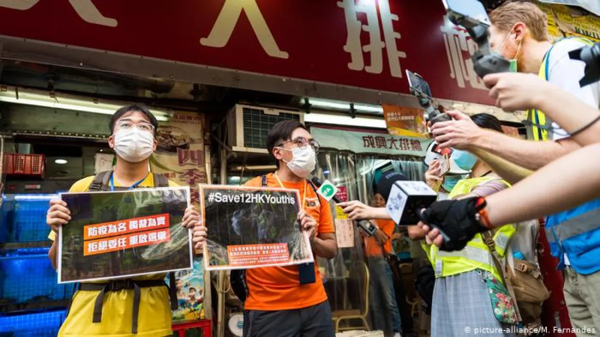 12名原本意圖搭船逃到台灣的香港人在被中國海巡抓到後,已被關在深圳超過三週,目前律師或家屬都尚未能夠申請會面成功。(德國之聲)