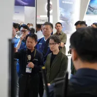 台湾副総統・蕭美琴氏(中央)が、中国から最重要目標とみなされる台湾の非公表軍需企業のプレゼンテーションを聞く様子。(張曜麟撮影) 台湾副総統・蕭美琴氏(中央)が、中国から最重要目標とみなされる台湾の非公表軍需企業のプレゼンテーションを聞く様子。(張曜麟撮影)