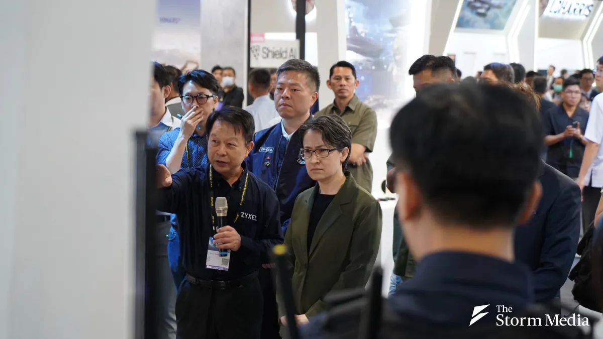 Taiwan Vice President Hsiao Bi-khim (center) personally received a briefing from the Taiwan defense contractor that Beijing regards as a top-priority target. (Photo by Chang Yao-lin)