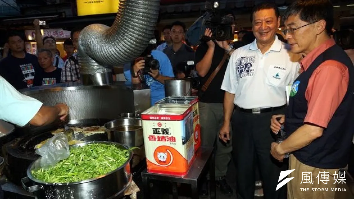 餿水油事件一周後,環保署長魏國彥返台才馬不停蹄視查夜市。(蘇仲泓攝)
