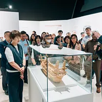 日本・宮崎県立西都原考古博物館が所蔵する、全長1メートルの日本独自の埴輪が、初めて台湾の十三行博物館で公開された。(写真/十三行博物館提供) 日本・宮崎県立西都原考古博物館が所蔵する、全長1メートルの日本独自の埴輪が、初めて台湾の十三行博物館で公開された。(写真/十三行博物館提供)