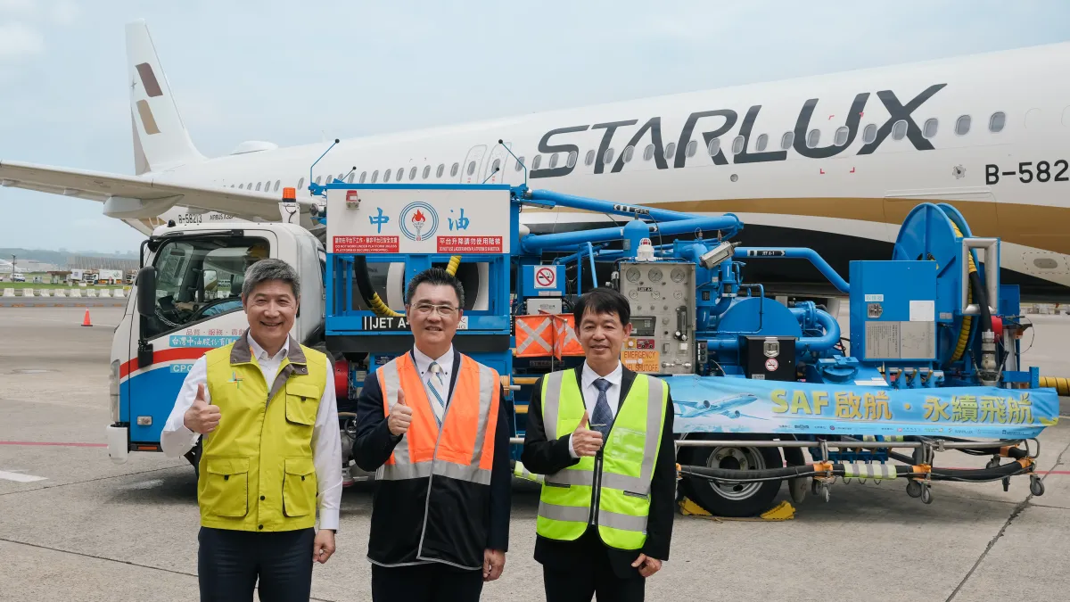 邁向淨零時代,星宇航空永續航空燃油首航班JX717 台北-河內,於4月23日順利飛航。由左至右:桃園機場 范孝倫總經理_星宇航空 機場運務處 李明杰副總經理_台灣中油 邱垂興 執行長。圖片提供:星宇航空)