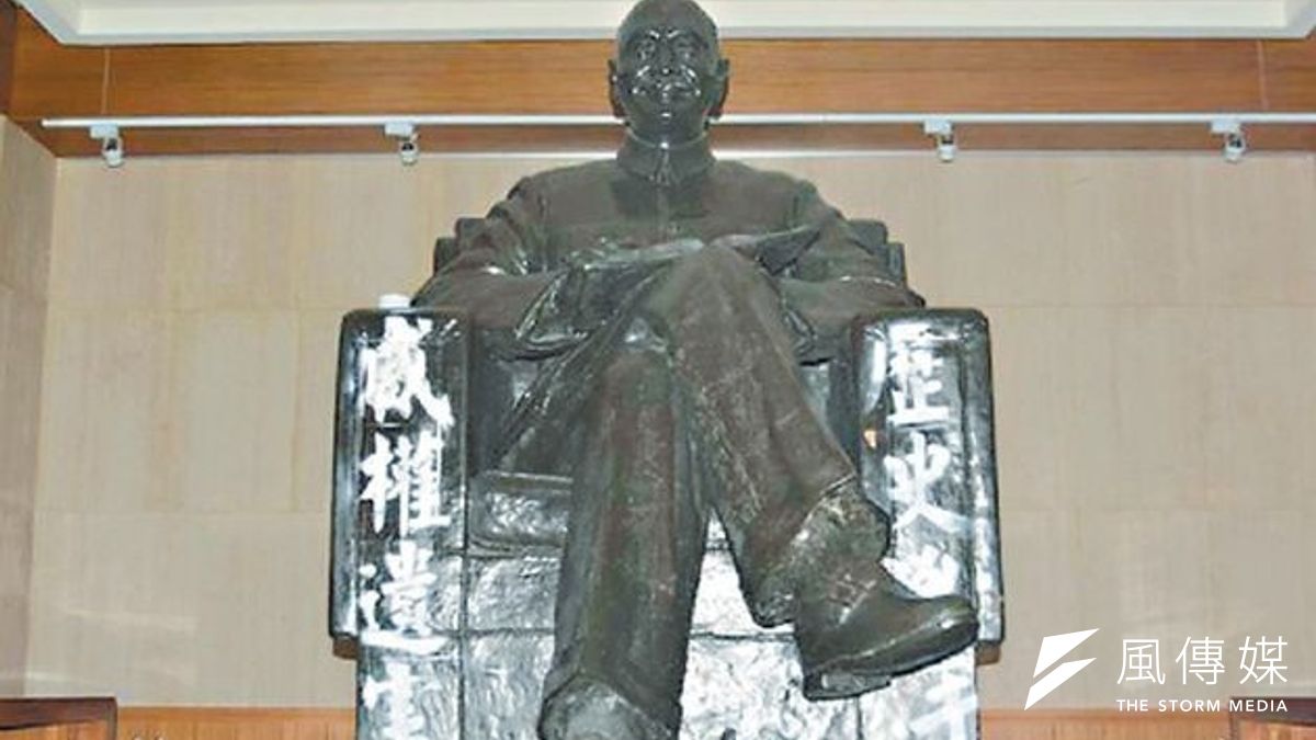 政大圖書館內蔣介石銅像在228遭潑漆(取自PNN公視新聞議題中心臉書) 政大圖書館內蔣介石銅像在228遭潑漆(取自PNN公視新聞議題中心臉書)