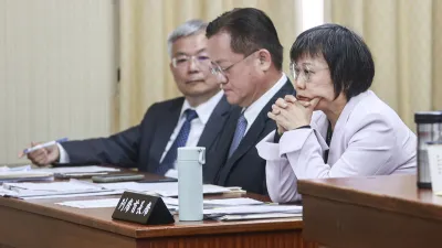 民眾黨陸配立委李貞秀首度站上立法院內政委員會質詢台,不過內政部長劉世芳(右)未上台備詢。(中央社)