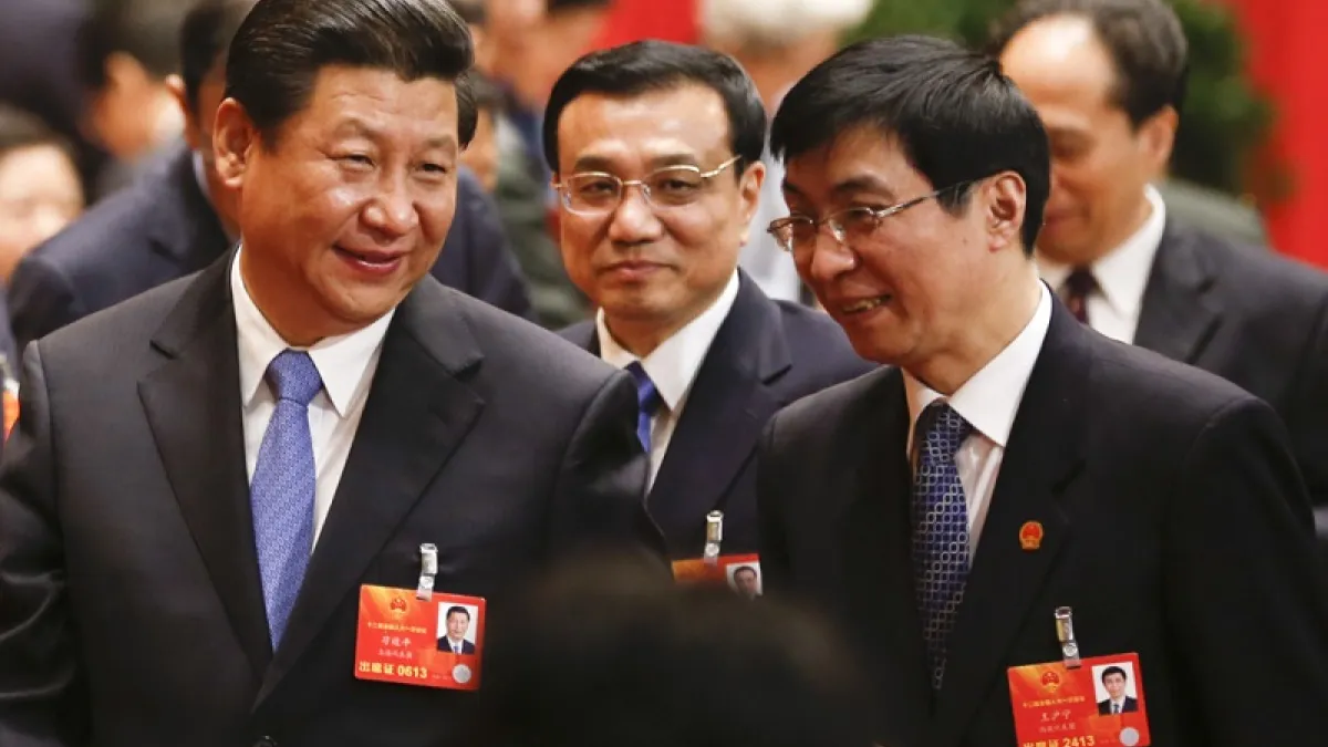 中共總書記習近平打造「習思想」,中國意識型態教主王滬寧(右)不可或缺。(中新網)