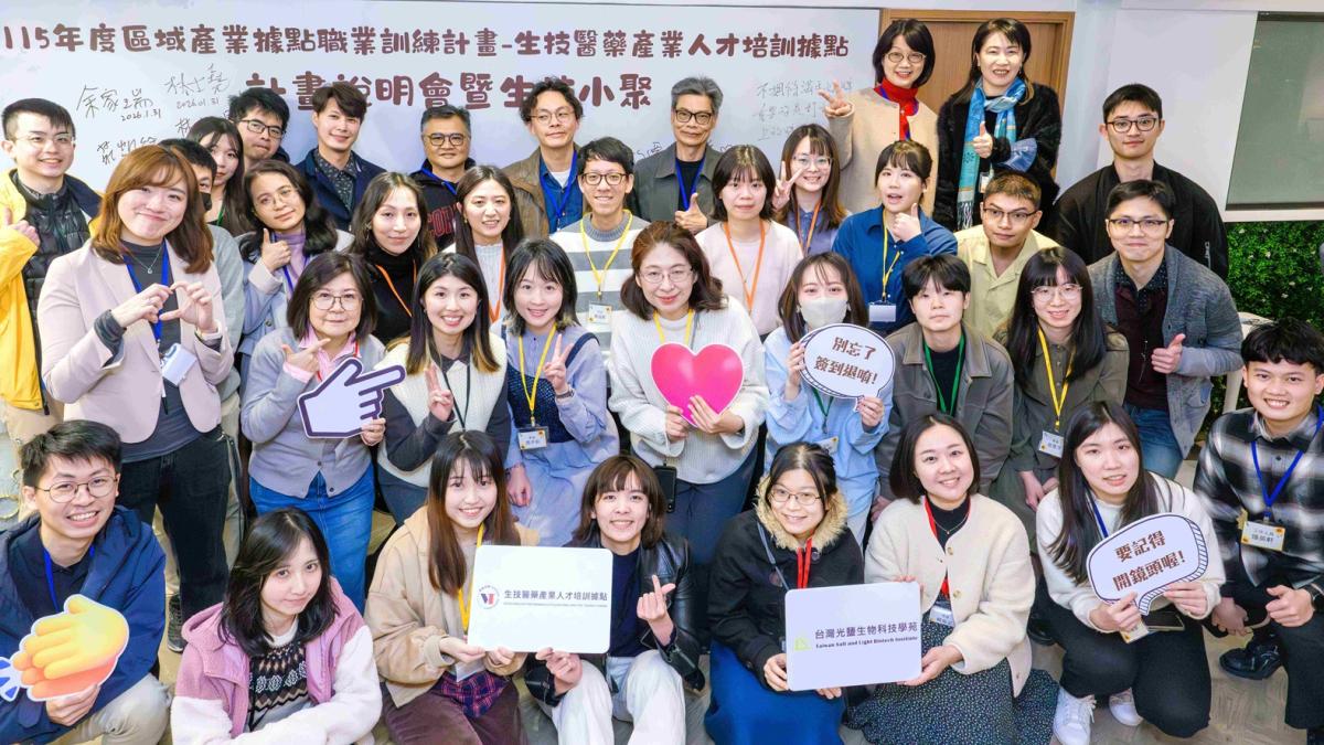 跟上再生醫療法利多!生醫據點培訓「就業率破 8 成」,她成功跨領域「加薪 20%」