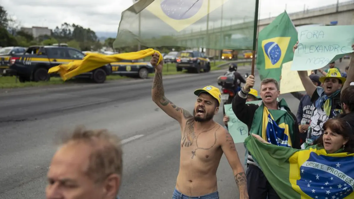 2022年10月30日,巴西總統博索納羅敗選,從那天起,他的支持者以卡車及燃燒的輪胎,在全國各地置了數百個路障,封鎖了高速公路(美聯社)