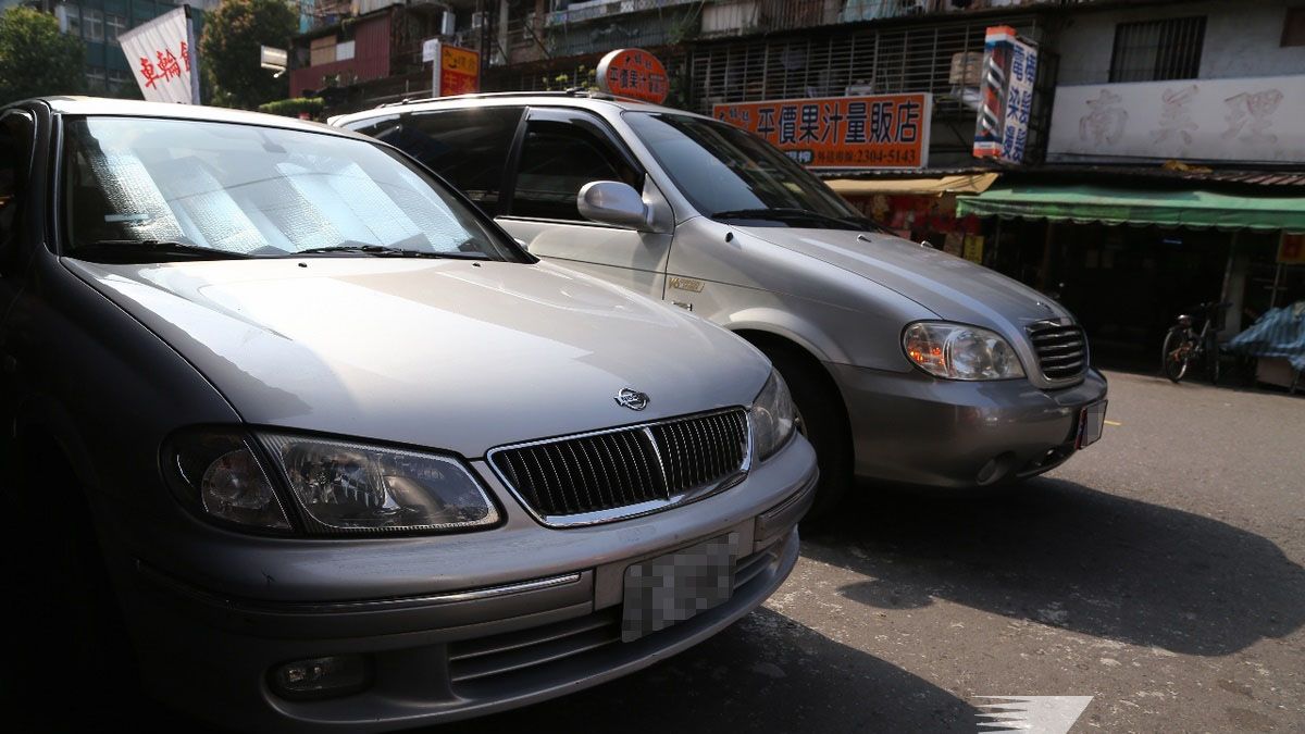 未來臨時停車或是停車時,未依規定開啟或關閉車門因而肇事,將處汽車駕駛人最高3600元罰鍰。(資料照,楊子磊攝) 未來臨時停車或是停車時,未依規定開啟或關閉車門因而肇事,將處汽車駕駛人最高3600元罰鍰。(資料照,楊子磊攝)