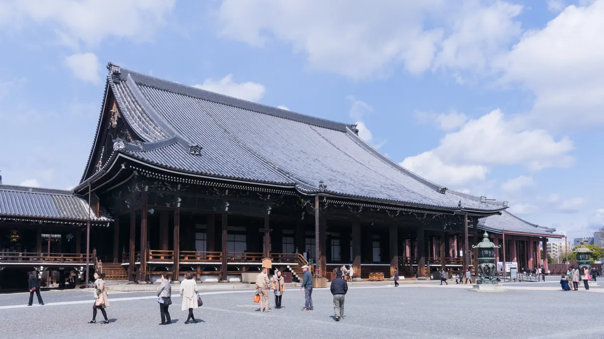 戰爭期間,淨土真宗系出版社興教書院刊行了「戰時布教文庫」,其第一卷便是《立信報國》(昭和十二年九月刊)。圖為淨土真宗本山西本願寺御影堂。(Wei-Te Wong@Flickr)