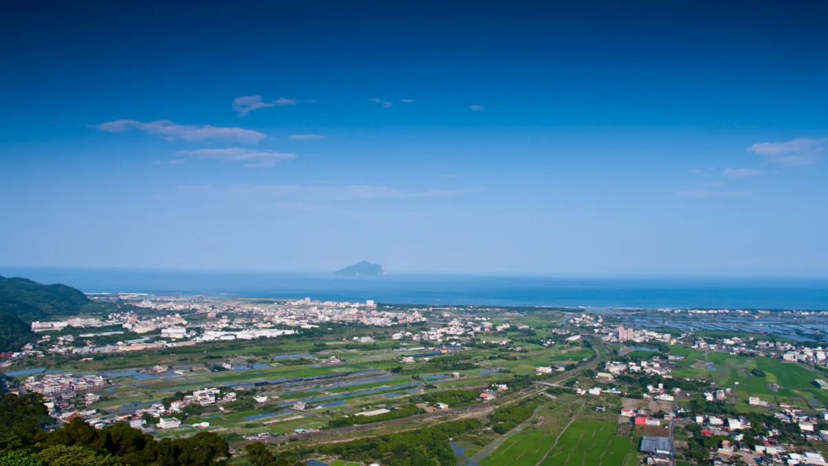 中研院學者表示,龜山島雖有海的隔絕,但火山噴發可能引發海嘯,宜蘭平原將首當其衝。圖為蘭陽平原與遠眺龜山島。(取自Flickr user li-penny@wikipedia/CC BY 2.0)