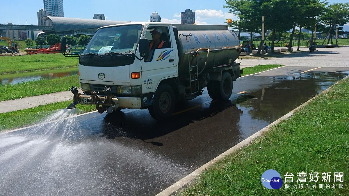讓民眾消暑氣 新北用回收水為河濱公園道路灑水降溫 讓民眾消暑氣 新北用回收水為河濱公園道路灑水降溫