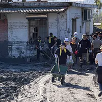 花蓮県光復郷はせき止め湖の越流によって大きな被害を受け、多くのシャベルの超人が泥の除去を助けに来たが、救助の全体的な調整は円滑に行かない。(写真/鐘秉哲撮影) 花蓮県光復郷はせき止め湖の越流によって大きな被害を受け、多くのシャベルの超人が泥の除去を助けに来たが、救助の全体的な調整は円滑に行かない。(写真/鐘秉哲撮影)