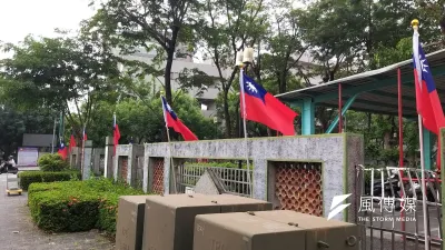 勞工局布置國旗‚讓民眾重溫兒時旗海回憶。(圖/徐炳文攝)