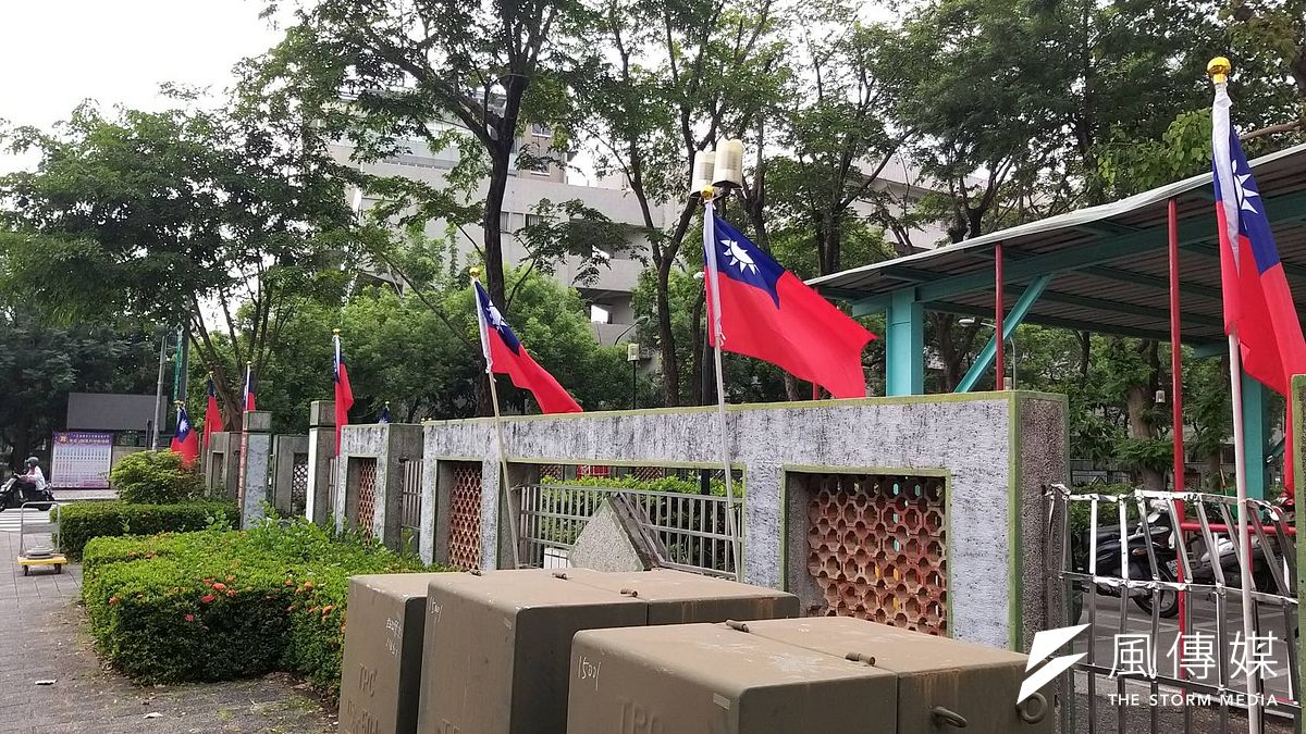 勞工局布置國旗‚讓民眾重溫兒時旗海回憶。(圖/徐炳文攝) 勞工局布置國旗‚讓民眾重溫兒時旗海回憶。(圖/徐炳文攝)