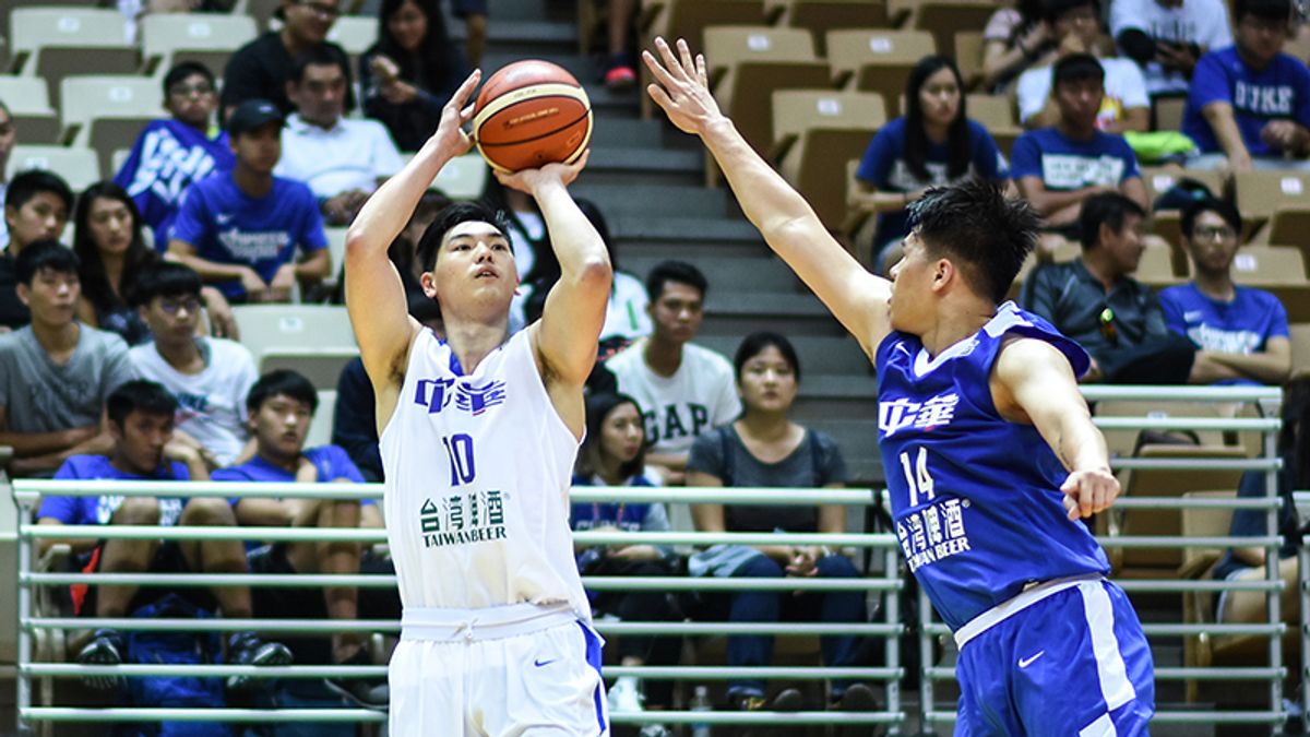 瓊斯盃第3天上演中華藍白內戰,大學長們在經驗及對抗性都佔有優勢的情況下,終場就以80比62取得3連勝。(圖/王永志攝) 瓊斯盃第3天上演中華藍白內戰,大學長們在經驗及對抗性都佔有優勢的情況下,終場就以80比62取得3連勝。(圖/王永志攝)