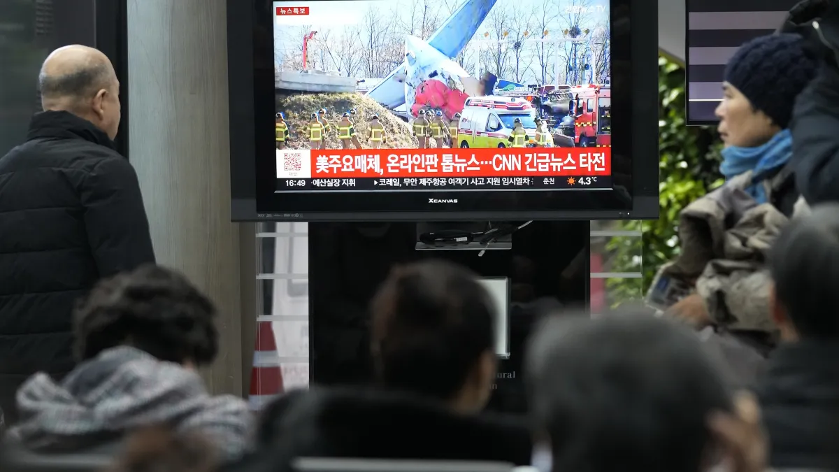 2024年12月29日,韓國務安國際機場發生重大空難,一架濟州航空班機迫降失敗後陷入火海,機上乘客的家屬正在收看新聞報導。(美聯社)