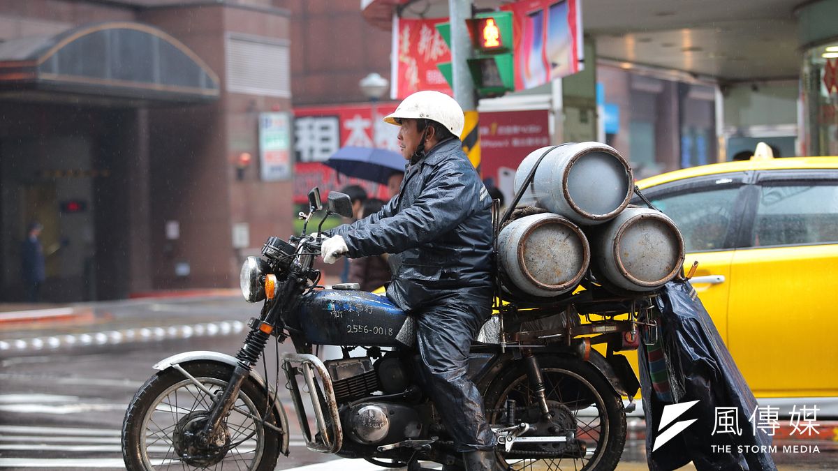 桃園市八德區一戶民宅,今天下午疑似發生使用桶裝瓦斯不慎造成氣爆,57歲黃男被消防隊員救出送醫。圖中人物與事件無關。(資料照,顏麟宇攝) 桃園市八德區一戶民宅,今天下午疑似發生使用桶裝瓦斯不慎造成氣爆,57歲黃男被消防隊員救出送醫。圖中人物與事件無關。(資料照,顏麟宇攝)