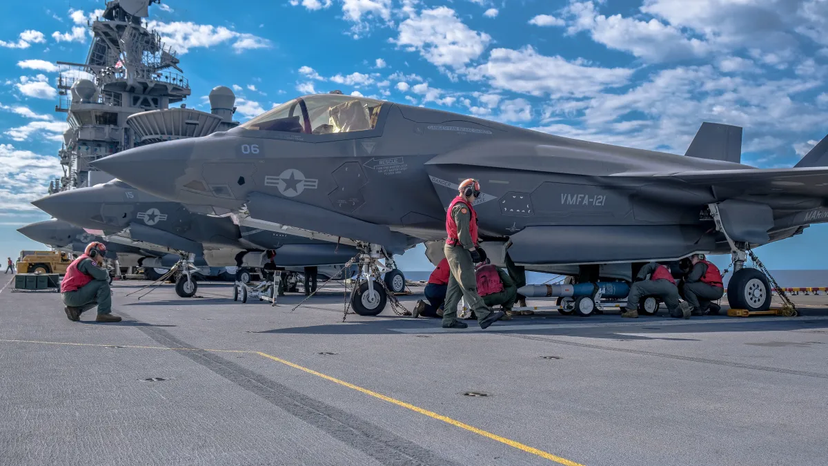 美軍美利堅號兩棲攻擊艦上的F-35B戰機。(美國海軍官網)
