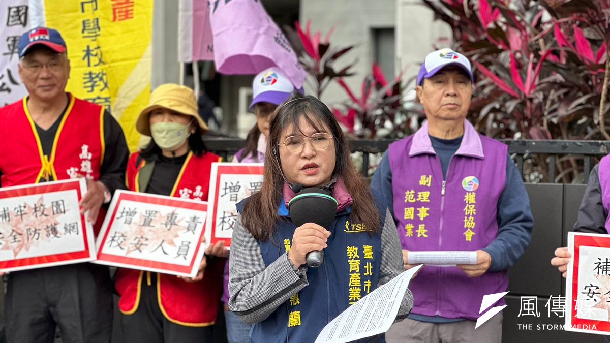 教育部今(4)日上午10時召開校園安全諮詢會,邀集民間學生、教師、家長團體,台北教育工會等教團到教育部前陳情抗議。(羅立邦攝) 教育部今(4)日上午10時召開校園安全諮詢會,邀集民間學生、教師、家長團體,台北教育工會等教團到教育部前陳情抗議。(羅立邦攝)