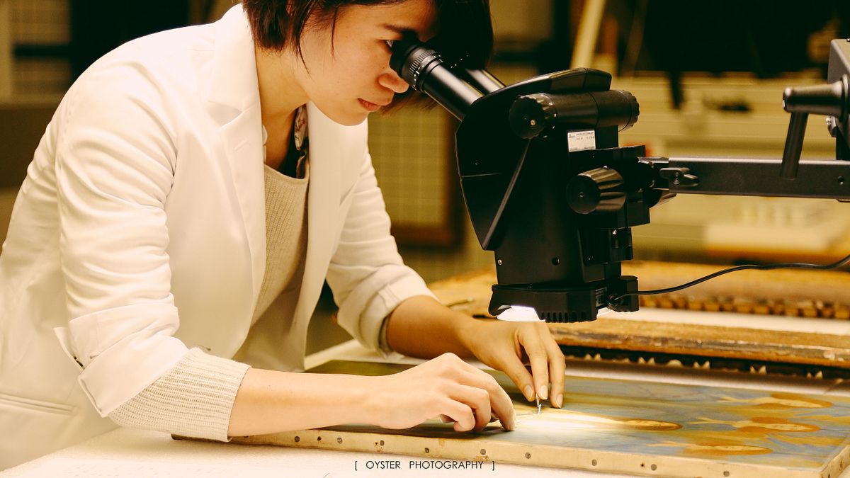 修復師正專心地用顯微鏡觀看藝術品。(圖/The Little Big Thing提供) 修復師正專心地用顯微鏡觀看藝術品。(圖/The Little Big Thing提供)