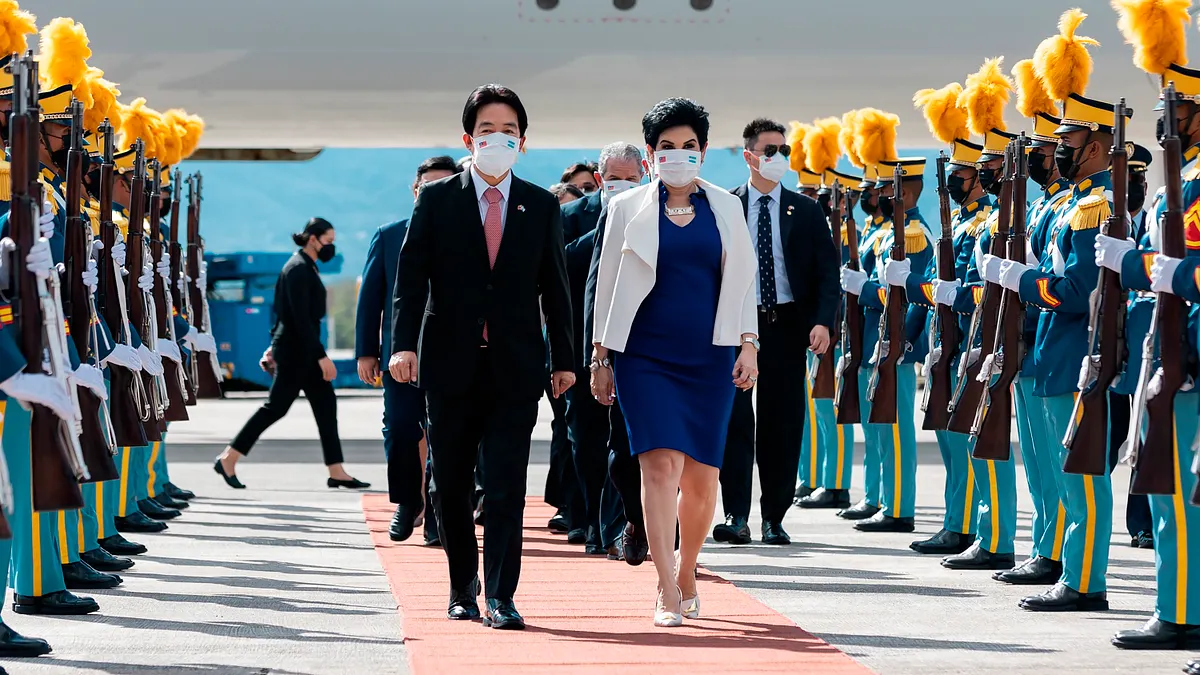 2022年1月26日,賴清德副總統抵達宏都拉斯,宏國副總統李薇拉(María Antonia Rivera)接機(AP) 2022年1月26日,賴清德副總統抵達宏都拉斯,宏國副總統李薇拉(María Antonia Rivera)接機(AP)