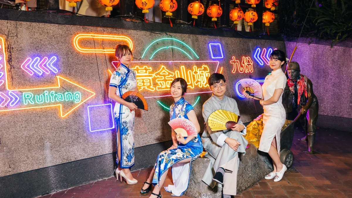 豎崎路小公園的《九份夜霓虹》,寓意祈求源源不絕的財運。(圖/新北市觀光旅遊局提供)