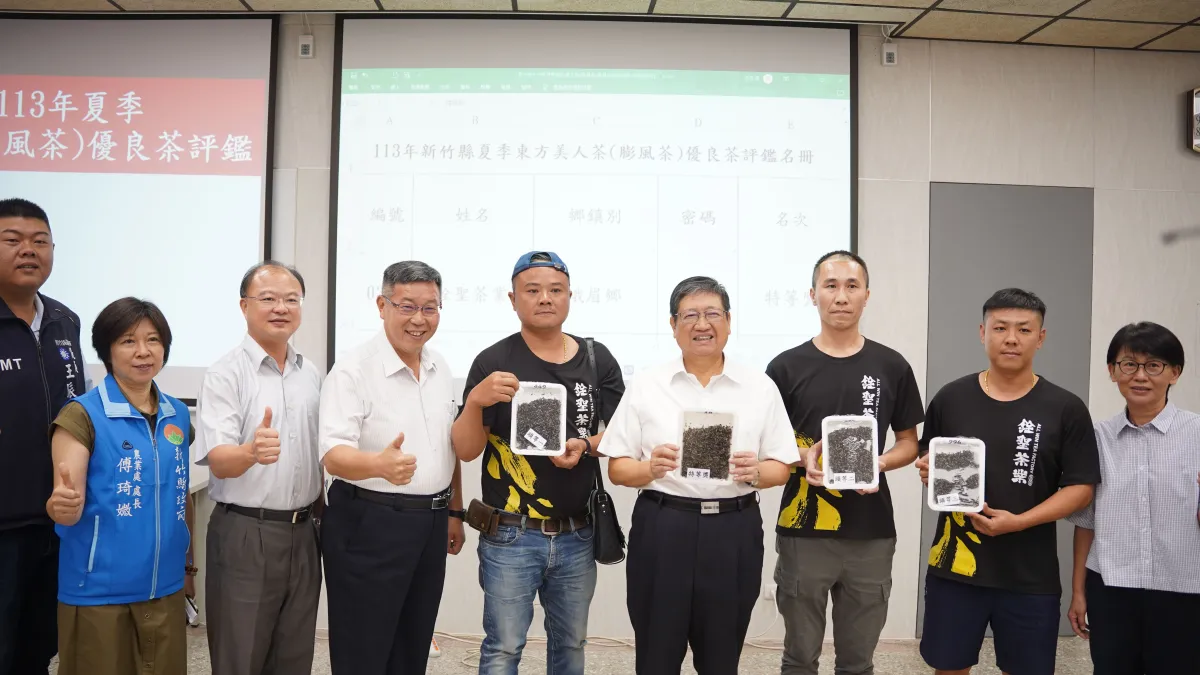 新竹縣長楊文科(右四)祝賀銓聖茶業勇奪特等獎,榮登今年夏季茶王。(圖/新竹縣政府提供)