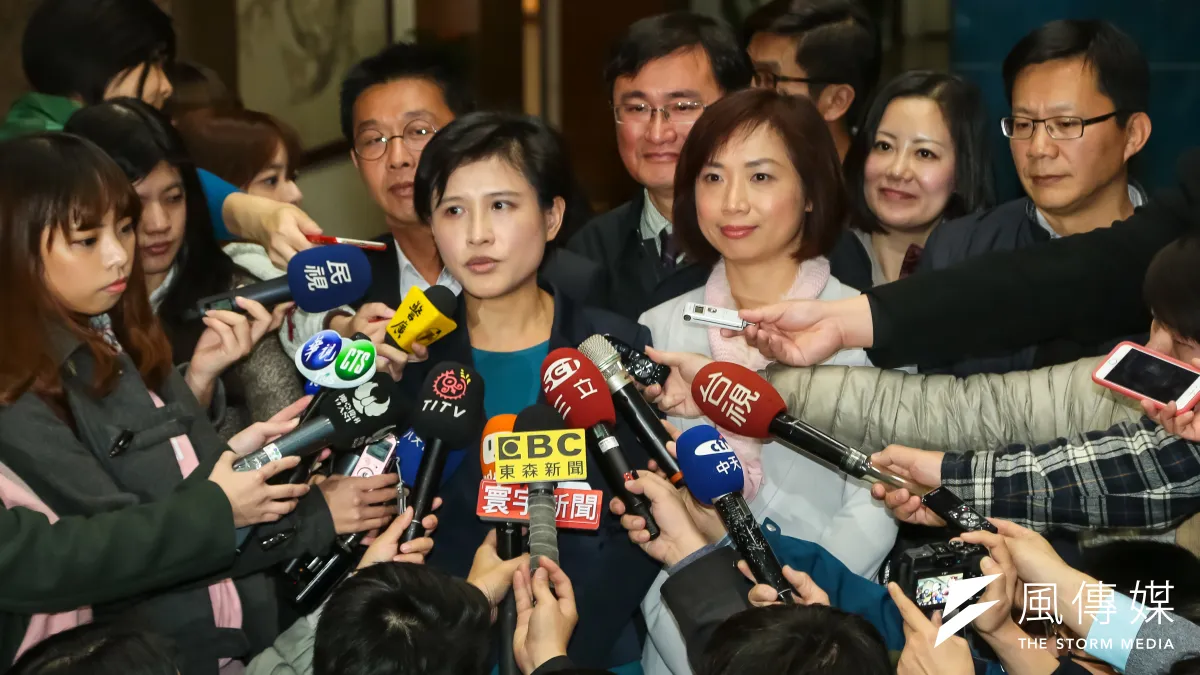 民進黨立委鄭麗君、何欣純、許智傑、黃國書、吳思瑤、鍾佳濱、張廖萬堅,前往教育部拜訪吳思華部長,要求暫緩推動五年千億的「高教新藍圖」計畫。(顏麟宇攝)