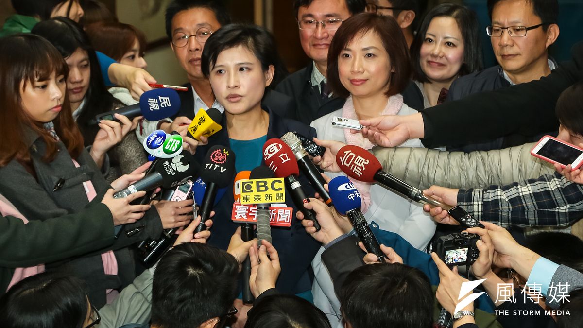 民進黨立委鄭麗君、何欣純、許智傑、黃國書、吳思瑤、鍾佳濱、張廖萬堅,前往教育部拜訪吳思華部長,要求暫緩推動五年千億的「高教新藍圖」計畫。(顏麟宇攝) 民進黨立委鄭麗君、何欣純、許智傑、黃國書、吳思瑤、鍾佳濱、張廖萬堅,前往教育部拜訪吳思華部長,要求暫緩推動五年千億的「高教新藍圖」計畫。(顏麟宇攝)