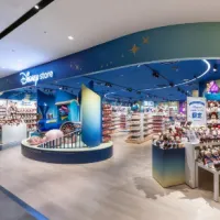 西日本最大規模の「ディズニーストア 心斎橋パルコ店」が8月26日にオープンし、日本初の店舗デザインや大阪限定アイテム全23種がお披露目された。(写真/ディズニーストアPR事務局提供) 西日本最大規模の「ディズニーストア 心斎橋パルコ店」が8月26日にオープンし、日本初の店舗デザインや大阪限定アイテム全23種がお披露目された。(写真/ディズニーストアPR事務局提供)