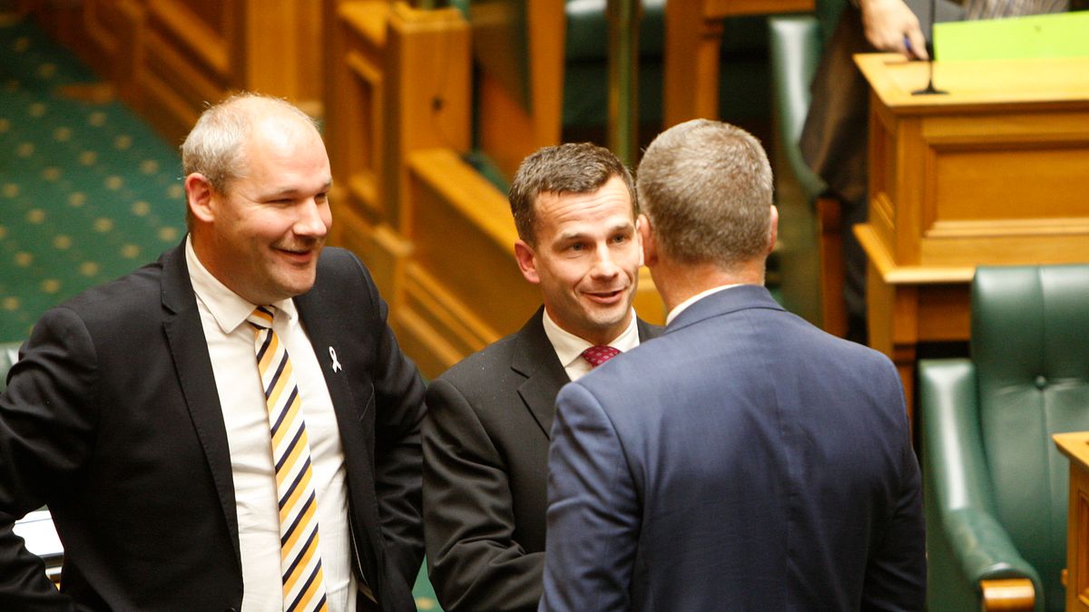 安樂死合法化:提案的行動紐西蘭黨議員西摩爾(中)與其他議員談話(AP) 安樂死合法化:提案的行動紐西蘭黨議員西摩爾(中)與其他議員談話(AP)