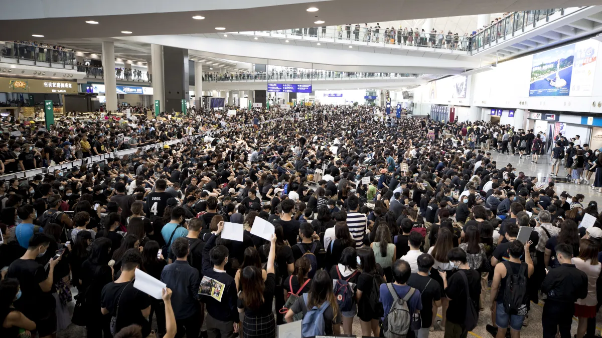 反送中抗議延燒,香港機場在8月12日湧入逾萬名憤怒的民眾,機場緊急關閉所有航線。(AP)