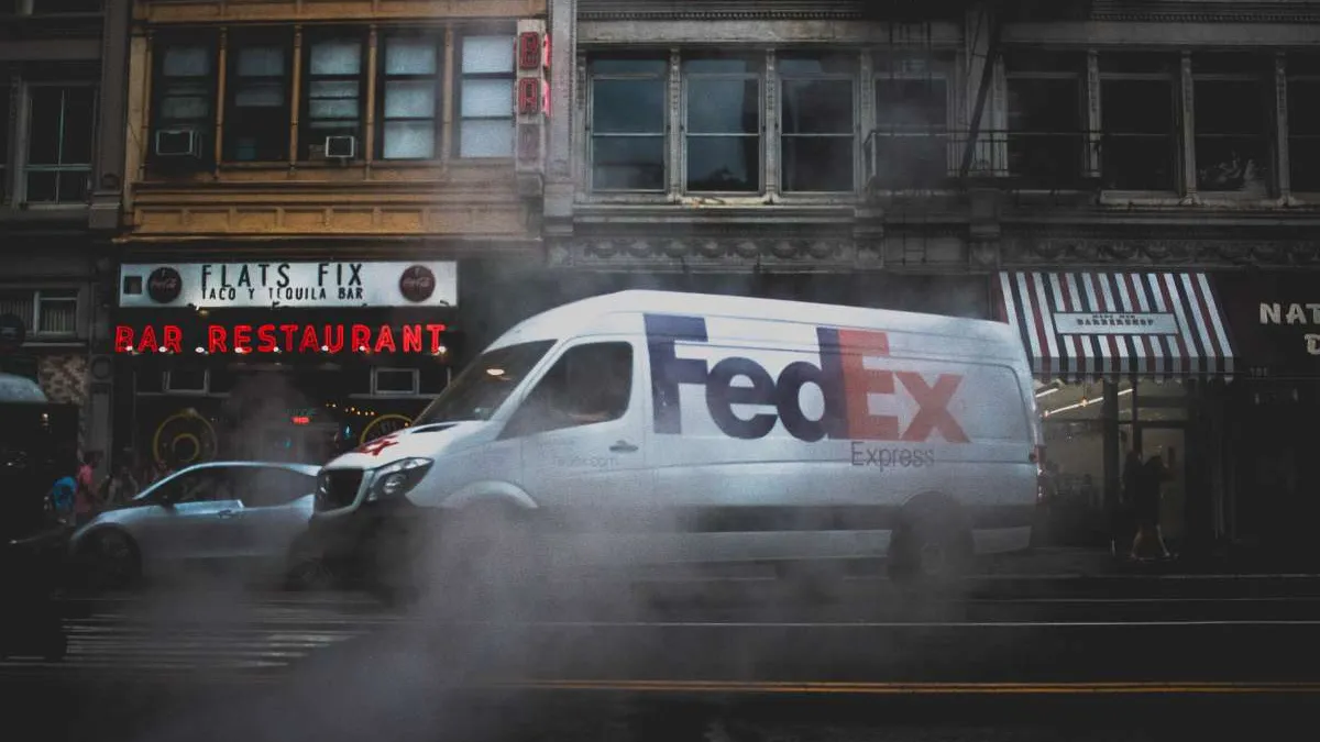 Fedex錯將華為包裹送到美國,消息傳出後股價崩盤。(圖/Unsplash)