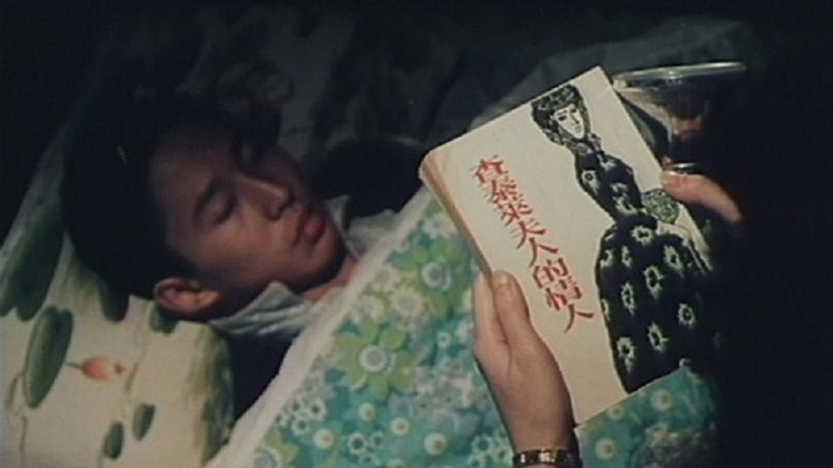 電影「小畢的故事」劇照,可以清楚看見書名《查泰萊夫人的情人》。 電影「小畢的故事」劇照,可以清楚看見書名《查泰萊夫人的情人》。