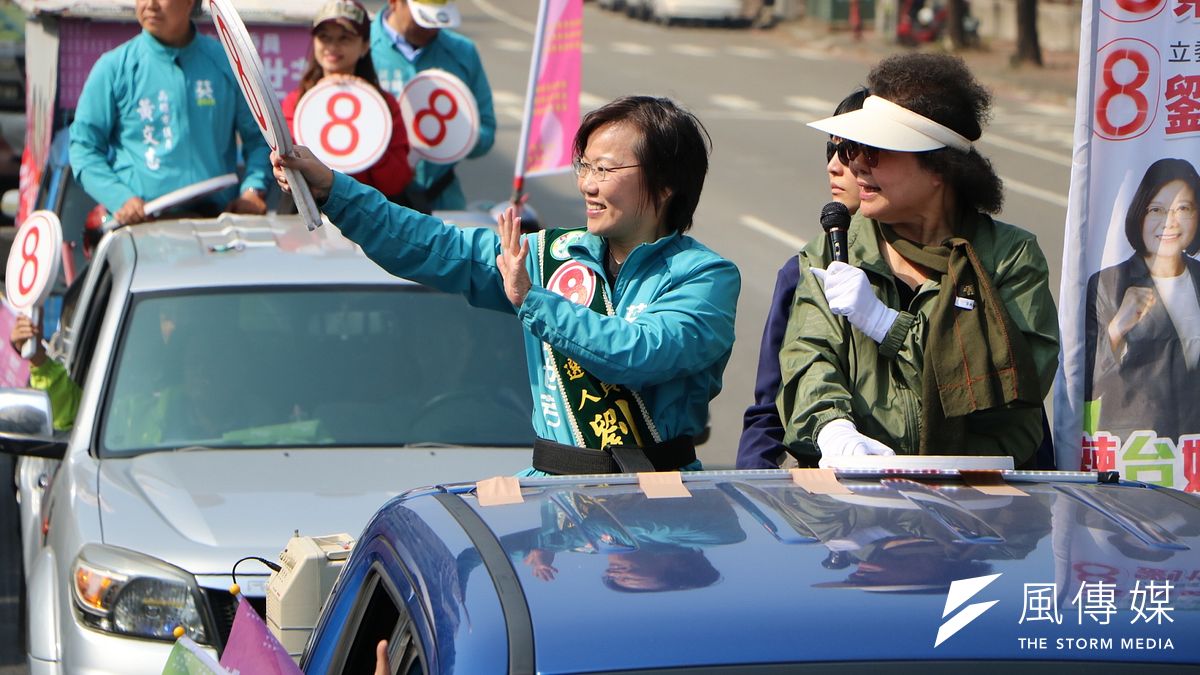陳菊秘書長陪同立委候選人劉世芳車隊掃街。(圖/徐炳文攝) 陳菊秘書長陪同立委候選人劉世芳車隊掃街。(圖/徐炳文攝)