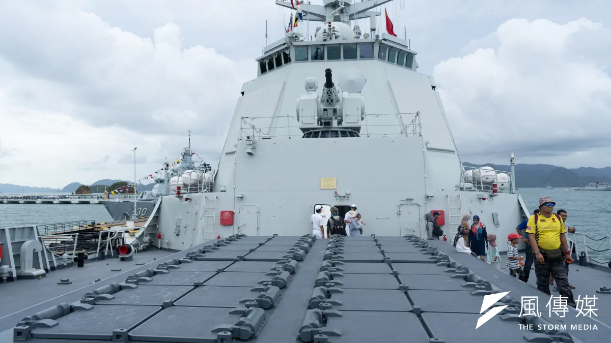 中國湛江艦開放登艦,大秀艦上武器系統。圖為湛江艦前甲板的32具共通式垂直發射系統、相位陣列式雷達,以及HPJ-45A型單管130mm艦炮等裝備。(傅啟禎攝)