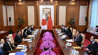 中日關係。2023年4月,日本外務大臣林芳正訪問北京,與中國外交部長秦剛展開雙邊會談。(美聯社)