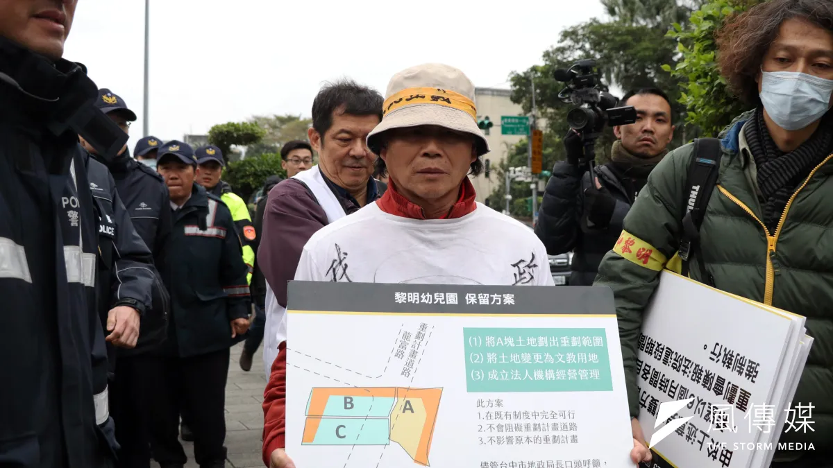 因重劃會上周推翻協調結論,要求法院執行強拆黎明幼兒園,林金連及其他聲援團體23日也再度赴總統府前抗議。(蘇仲泓)
