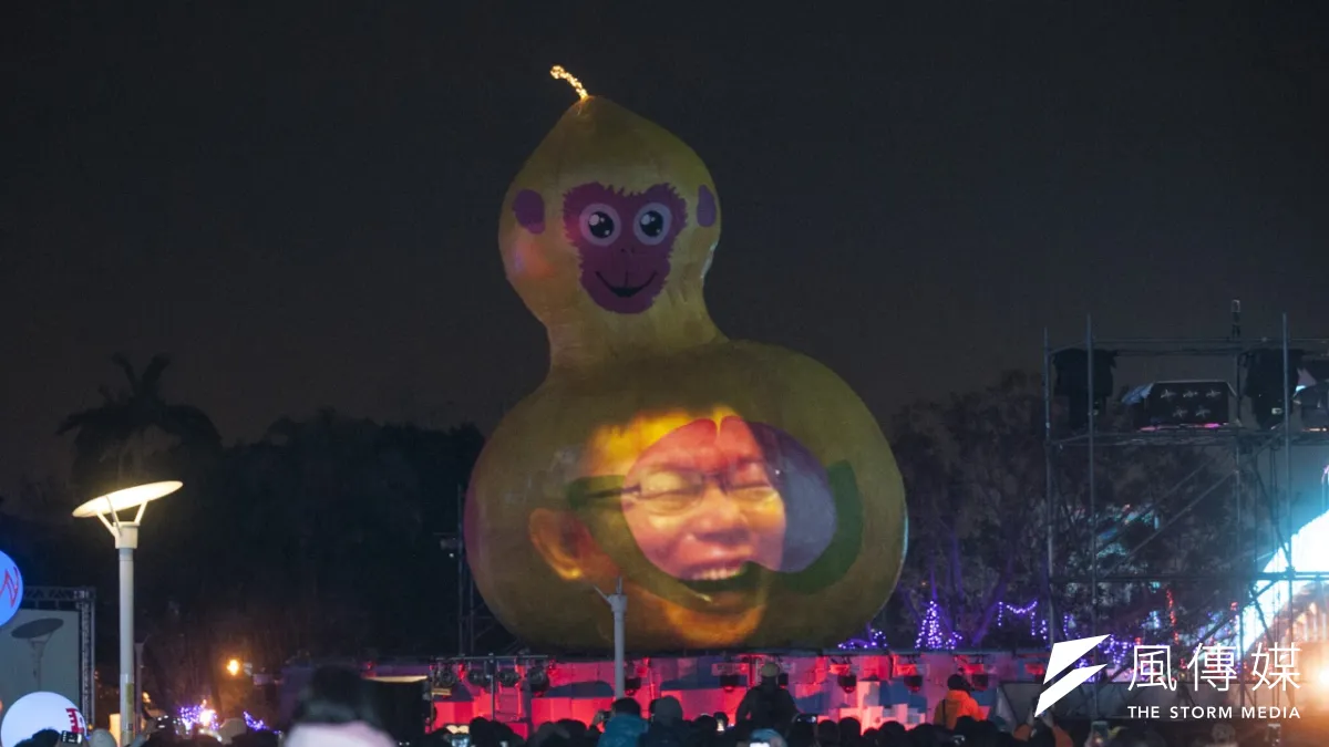 2016台北燈節20日開幕,主燈「 福祿猴」正式點燈,將台北市長柯文哲大笑的表情投射在身上。(林俊耀攝)