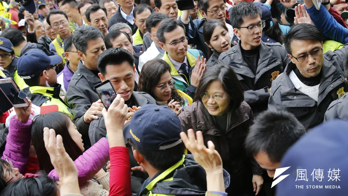 國安局官員表示,依規定,蔡英文宣布當選的那一刻,維安層級就立刻比照正副總統規格,身邊的特勤人員從原有的55人增加到80人左右。(資料照,美聯社)