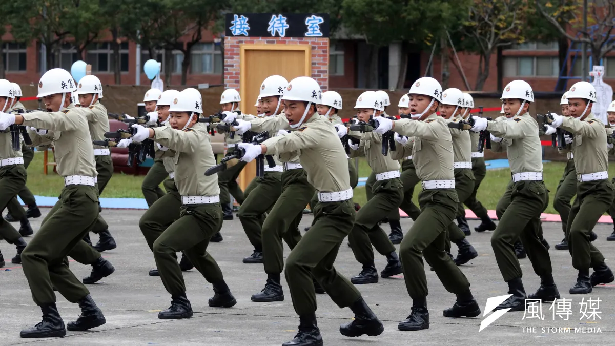 憲兵指揮部12日上午舉行87周年部慶,憲訓中心志願役士兵在動態操演中進行刺槍術演練。(蘇仲泓攝)
