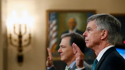 2019年11月13日,兩位美國外交官泰勒(William B. Taylor Jr.,右)與肯特(George Kent)出席「烏克蘭門」聯邦眾議院彈劾川普總統的聽證會(AP)