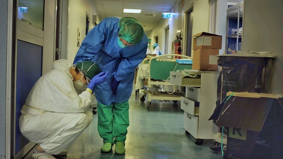 義大利護士用鏡頭紀錄下疫區醫療人員的崩潰瞬間。(圖/BBC News) 義大利護士用鏡頭紀錄下疫區醫療人員的崩潰瞬間。(圖/BBC News)