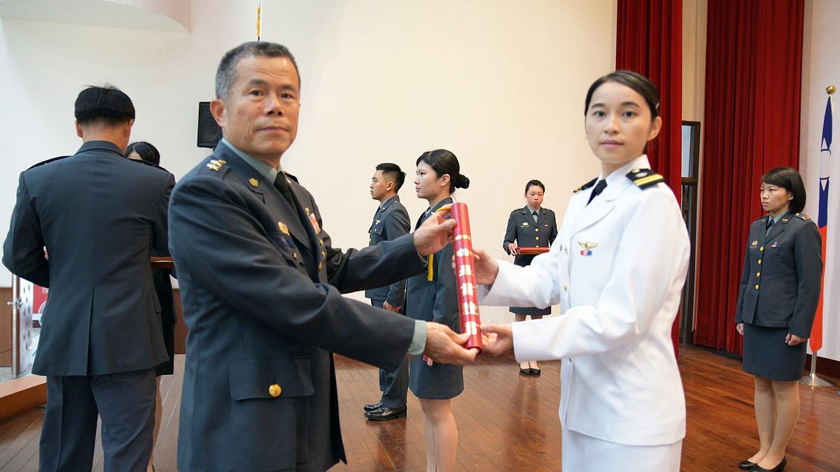 海軍女軍官許秀青中尉(右)可望成為海軍反潛機隊首位女性飛行員。(資料照,取自國防部青年日報社) 海軍女軍官許秀青中尉(右)可望成為海軍反潛機隊首位女性飛行員。(資料照,取自國防部青年日報社)