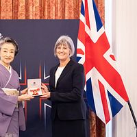 森美術館名誉理事長の森佳子氏が、英国チャールズ3世国王より名誉大英勲章OBEを受章。長年にわたる日英間の文化・芸術交流への貢献が高く評価された。(写真/田山達之撮影) 森美術館名誉理事長の森佳子氏が、英国チャールズ3世国王より名誉大英勲章OBEを受章。長年にわたる日英間の文化・芸術交流への貢献が高く評価された。(写真/田山達之撮影)